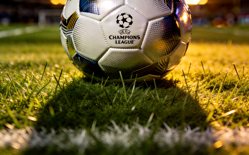 世俱杯比赛用球静置于球场草坪中央的特写画面
